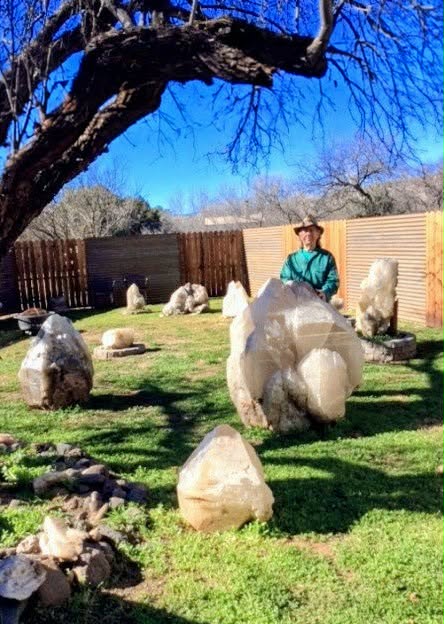 クリスタルを持つゲイリー・フレック